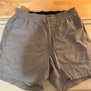 Mens lululemon Bowline gray shorts. size: M Length: 6”